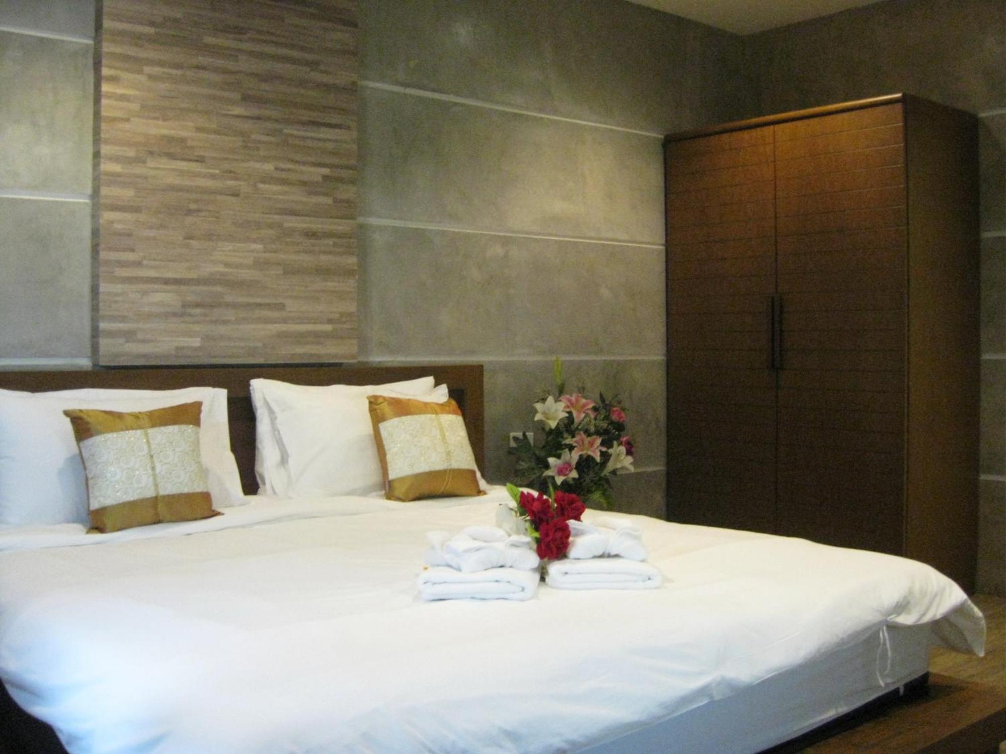 Komol Residence Bangkok Exterior photo