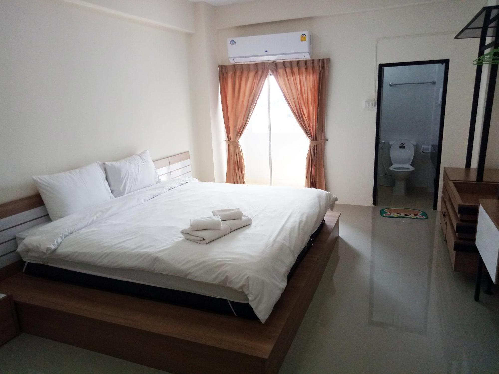 Komol Residence Bangkok Exterior photo